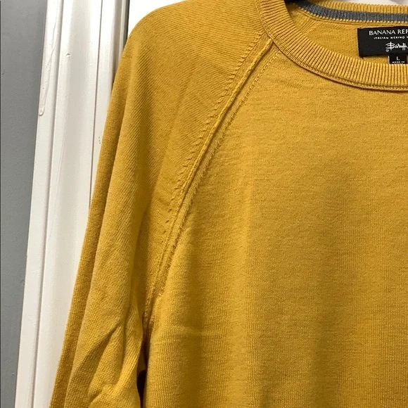 BANANA REPUBLIC Men's Gold Sweater